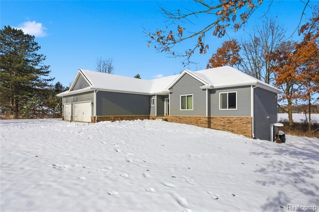 Builiding view two for 2430 Judah, Lake Orion, MI. 48359