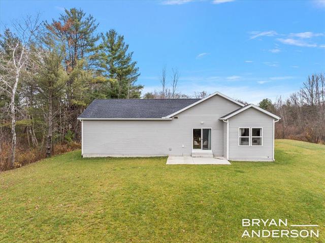 Builiding view thirty one for 2555 River, Muskegon, MI. 49445