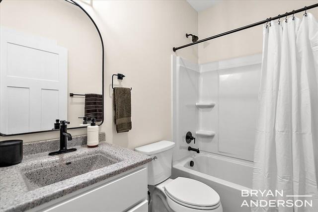 Builiding view twenty five for 2555 River, Muskegon, MI. 49445