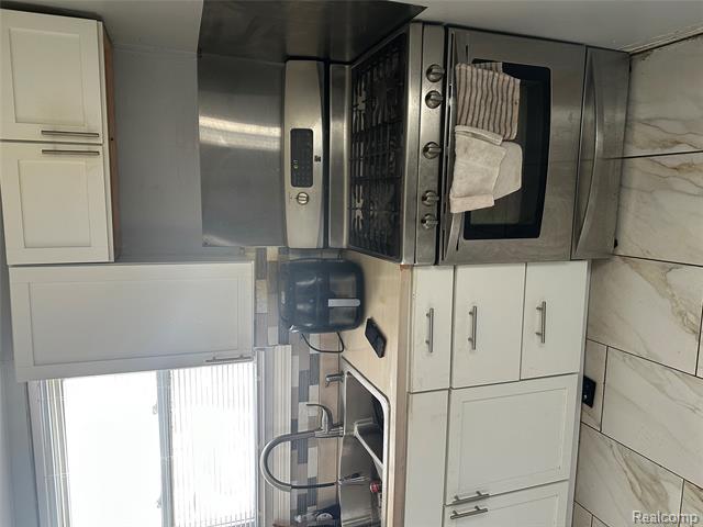 Builiding view five for 19970 Keystone, Detroit, MI. 48234