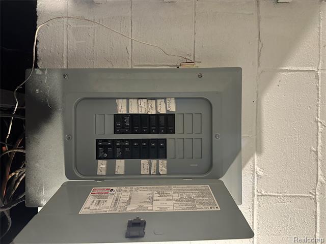 Builiding view seventeen for 19970 Keystone, Detroit, MI. 48234