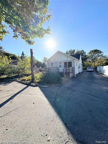 Builiding view three for 1238 Genesee, Burton, MI. 48509