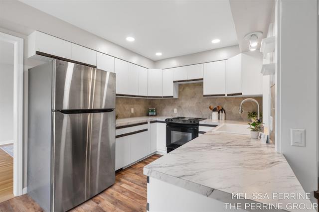 Builiding view fifteen for 501 Oakleigh, Grand Rapids, MI. 49504