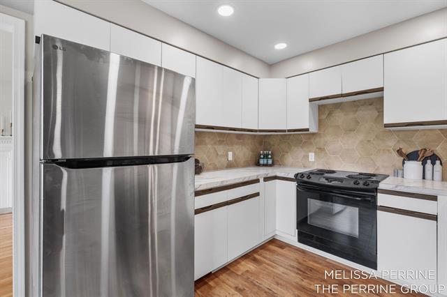 Builiding view seventeen for 501 Oakleigh, Grand Rapids, MI. 49504