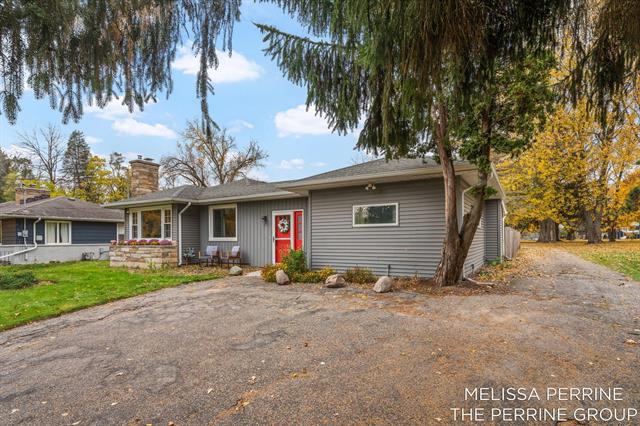 Builiding view seventy six for 501 Oakleigh, Grand Rapids, MI. 49504