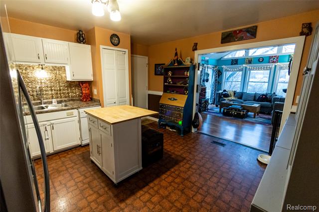 Builiding view five for 6358 Yorkshire North Riding Road, Flint, MI. 48532