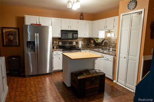 Builiding view seven for 6358 Yorkshire North Riding Road, Flint, MI. 48532