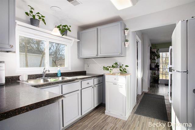 Builiding view eight for 5738 Mount Vernon, Portage, MI. 49024