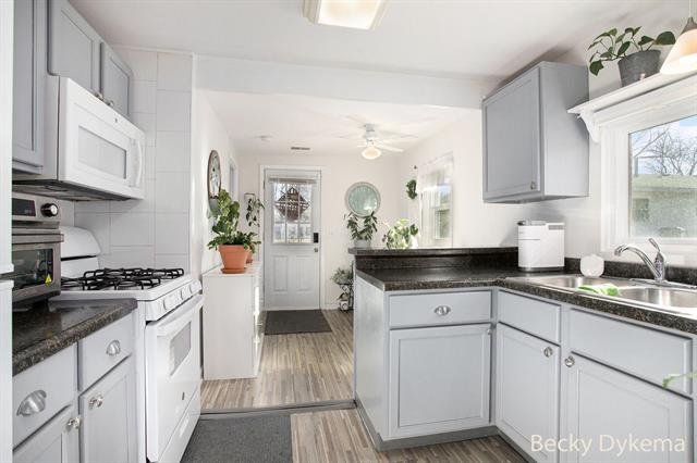 Builiding view nine for 5738 Mount Vernon, Portage, MI. 49024