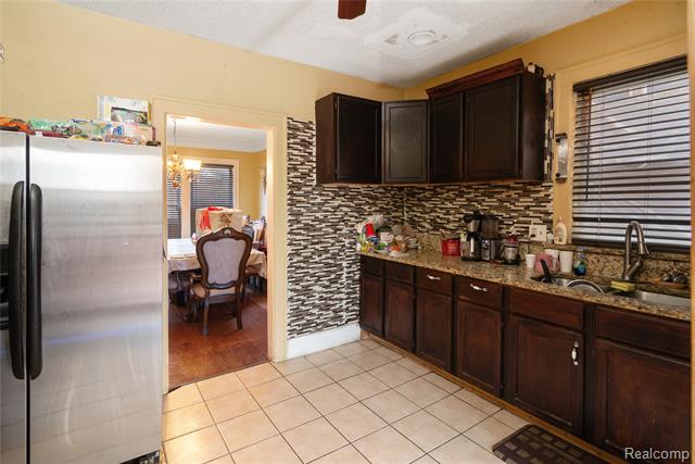 Builiding view eight for 2484 Chicago, Detroit, MI. 48206