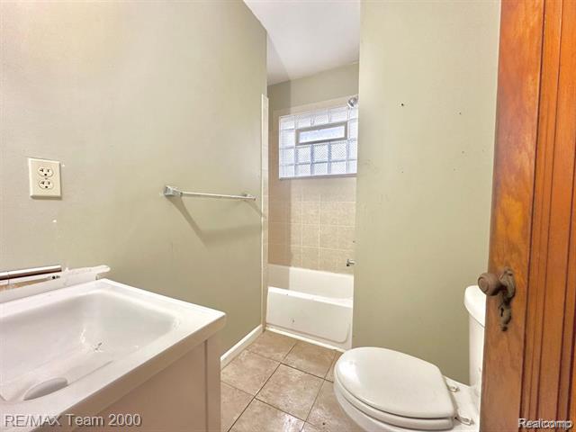 Builiding view five for 7725 Rosemont, Detroit, MI. 48228