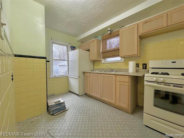 Builiding view three for 7725 Rosemont, Detroit, MI. 48228