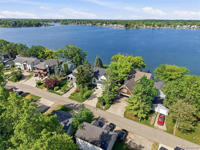 Builiding view eighty two for 12224 Mantawauka, Fenton, MI. 48430