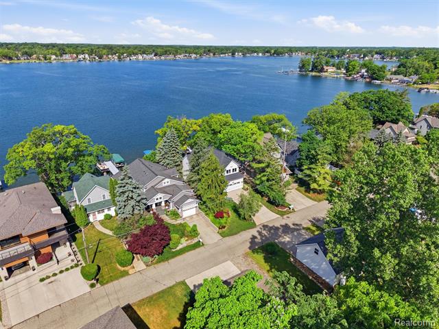 Builiding view eighty for 12224 Mantawauka, Fenton, MI. 48430
