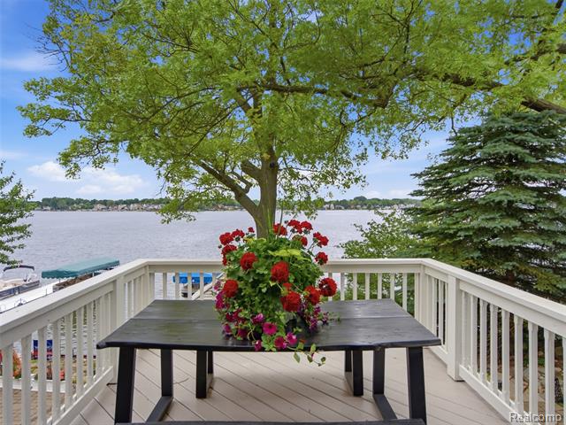 Builiding view seventy for 12224 Mantawauka, Fenton, MI. 48430