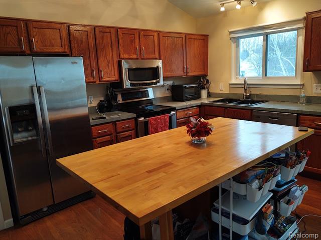 Builiding view four for 1432 Pond View, Wixom, MI. 48393