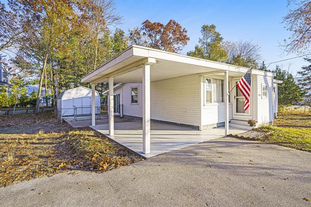 Builiding view one for 2962 Riverview, Muskegon, MI. 49445