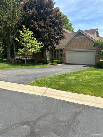 front view for 4535 Golf View Drive, Brighton, Mi. 48116