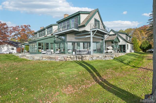 Builiding view fifty for 12410 Woodhull Landing, Fenton, MI. 48430