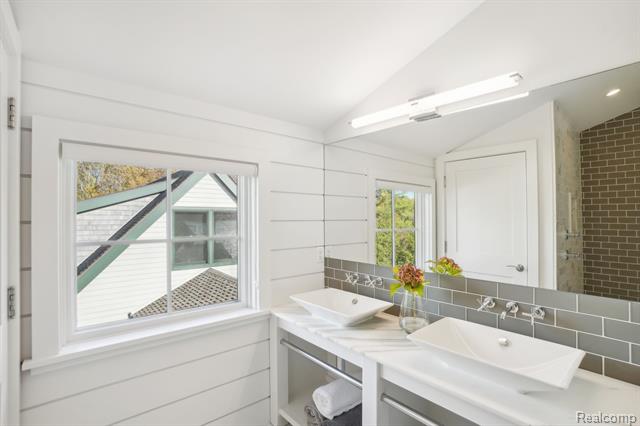 Builiding view forty seven for 12410 Woodhull Landing, Fenton, MI. 48430