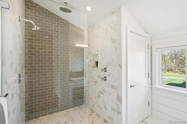 Builiding view forty six for 12410 Woodhull Landing, Fenton, MI. 48430