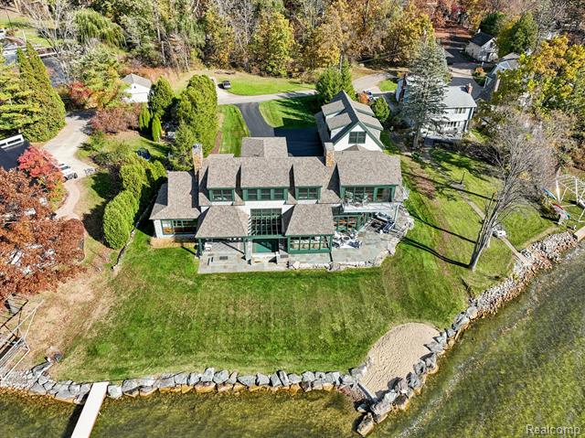 Builiding view sixty one for 12410 Woodhull Landing, Fenton, MI. 48430