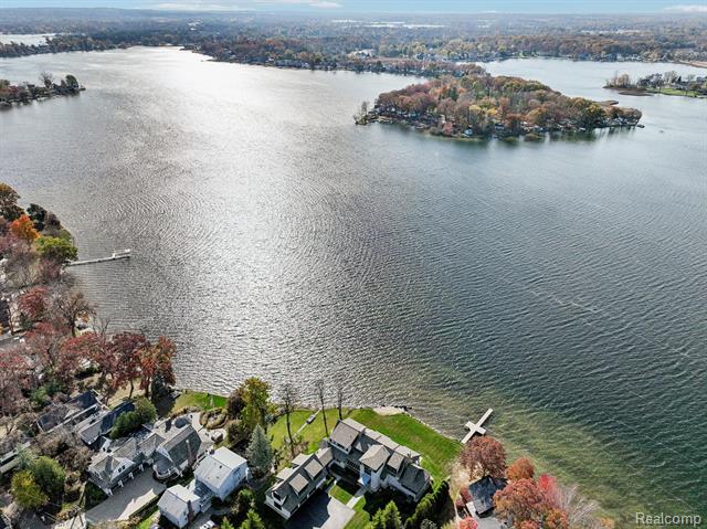 Builiding view sixty for 12410 Woodhull Landing, Fenton, MI. 48430