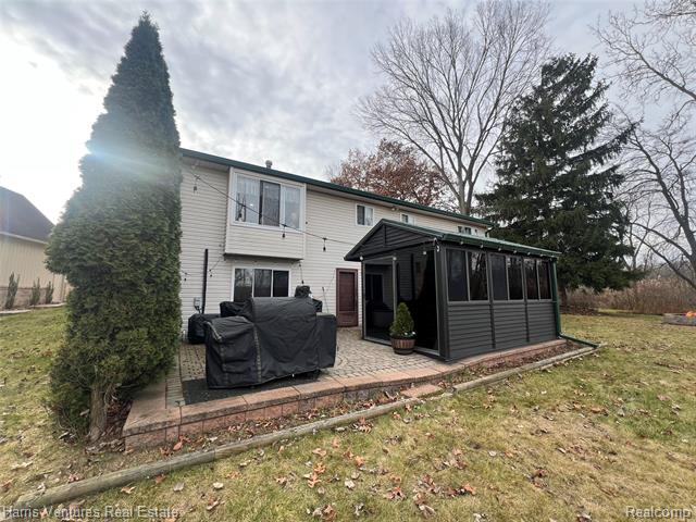 Builiding view two for 1535 Kings Crown, Wixom, MI. 48393