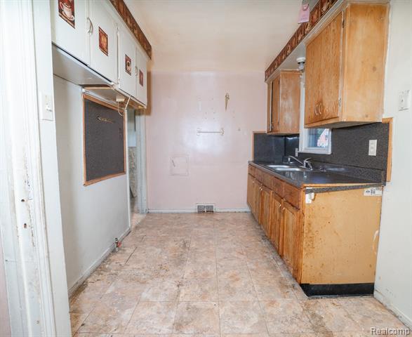 Builiding view seven for 13150 Glenfield, Detroit, MI. 48213