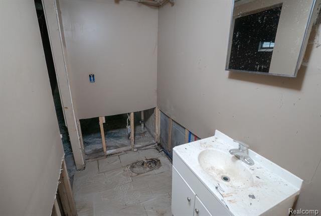 Builiding view seventeen for 13150 Glenfield, Detroit, MI. 48213