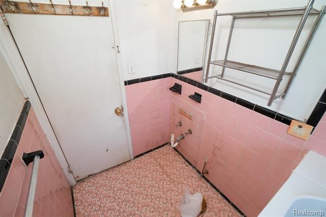 Builiding view twelve for 13150 Glenfield, Detroit, MI. 48213