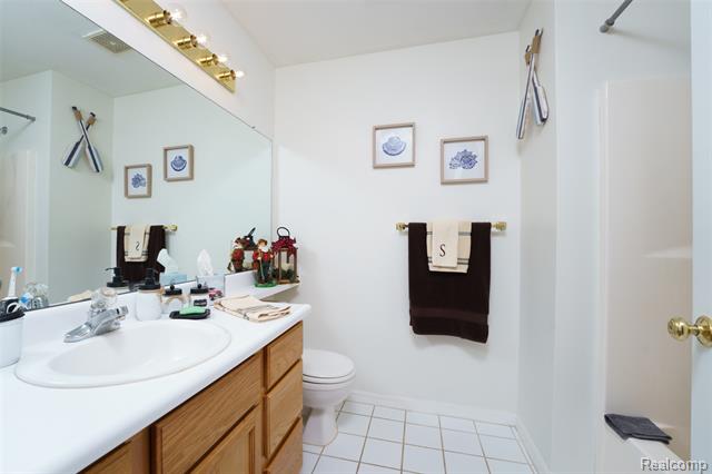 Builiding view seventeen for 12274 Saint Andrews, Fenton, MI. 48430