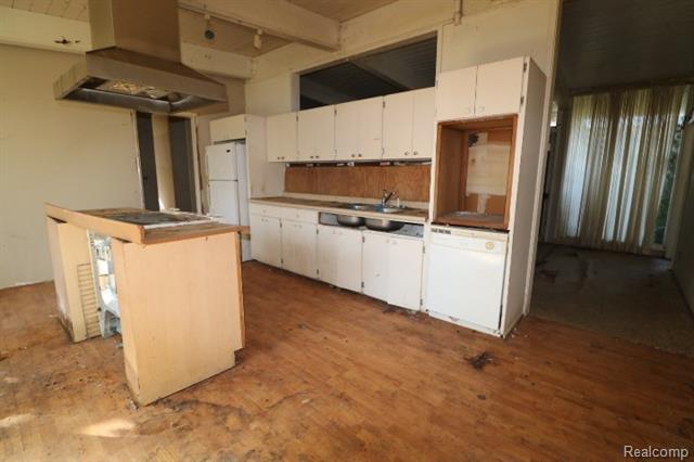 Builiding view three for 1741 Carmanbrook, Flint, MI. 48507