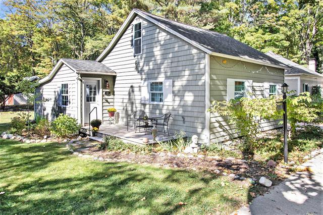 front view for 41 N Dover Street, Pentwater, Mi. 49449