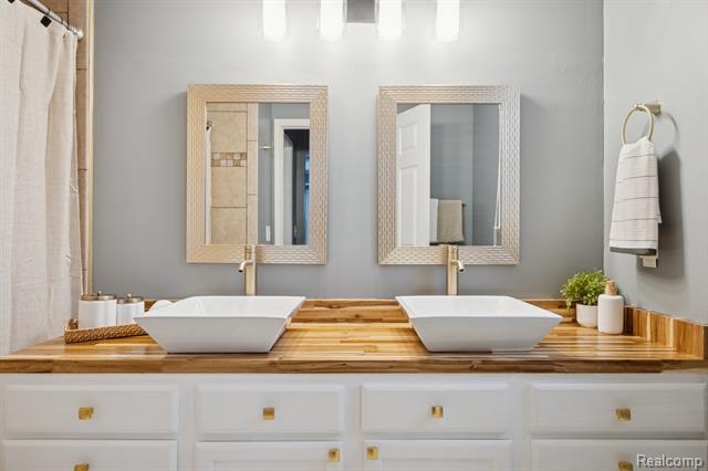 Builiding view eighteen for 1040 Drakeshire, Walled Lake, MI. 48390