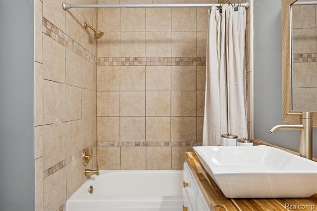 Builiding view nineteen for 1040 Drakeshire, Walled Lake, MI. 48390