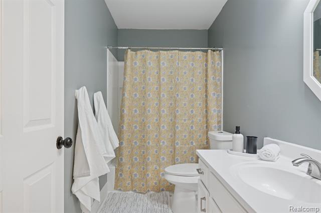 Builiding view twenty one for 1040 Drakeshire, Walled Lake, MI. 48390