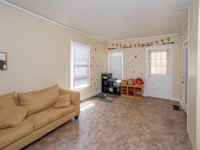 Builiding view thirty seven for 935 Osborne, Kalamazoo, MI. 49001