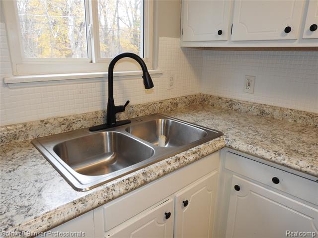 Builiding view eleven for 5919 Western, Flint, MI. 48506