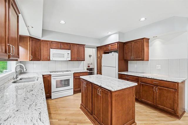 Builiding view eight for 5635 Stanhope, West Bloomfield, MI. 48322