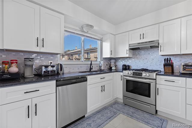 Builiding view eight for 28264 Universal, Warren, MI. 48092