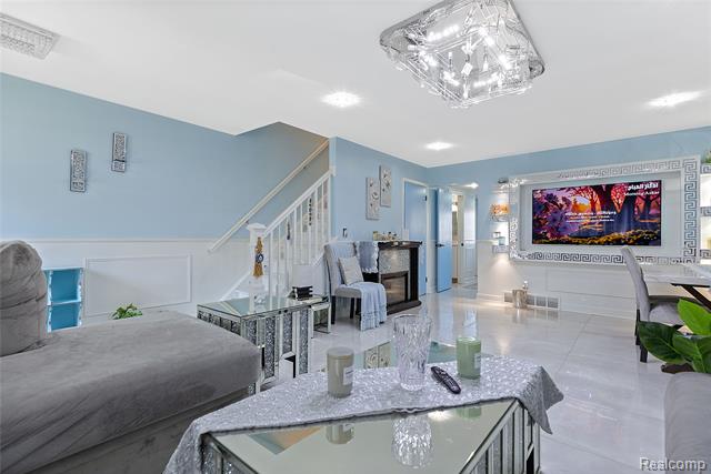 Builiding view four for 28264 Universal, Warren, MI. 48092