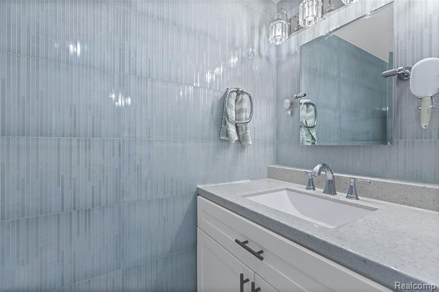 Builiding view ten for 28264 Universal, Warren, MI. 48092