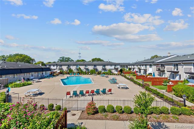 Builiding view thirty one for 28264 Universal, Warren, MI. 48092