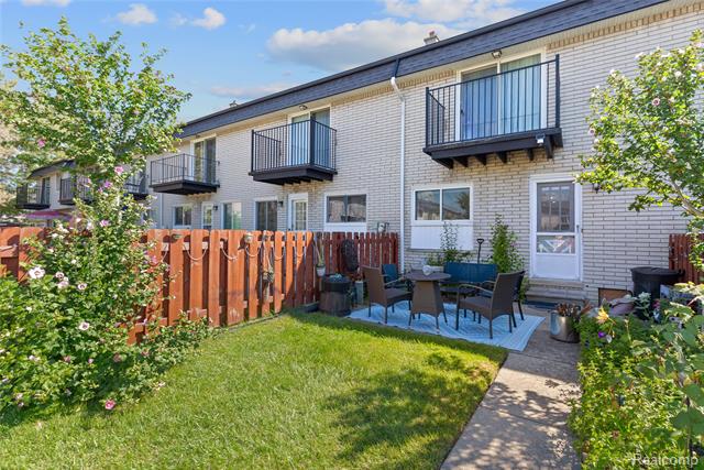 Builiding view twenty five for 28264 Universal, Warren, MI. 48092