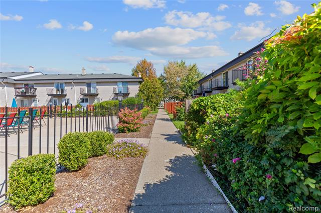 Builiding view twenty seven for 28264 Universal, Warren, MI. 48092