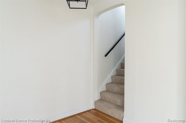 Builiding view eighteen for 42 Cranford, Grosse Pointe, MI. 48230