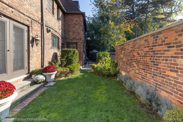 Builiding view forty eight for 42 Cranford, Grosse Pointe, MI. 48230