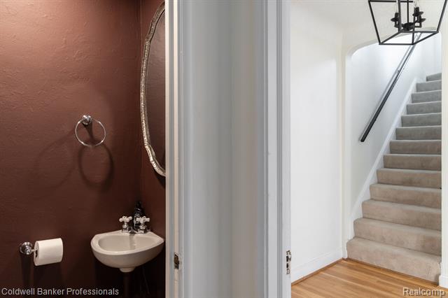 Builiding view sixteen for 42 Cranford, Grosse Pointe, MI. 48230