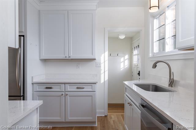 Builiding view twelve for 42 Cranford, Grosse Pointe, MI. 48230